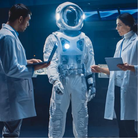Cientistas estudando o traje